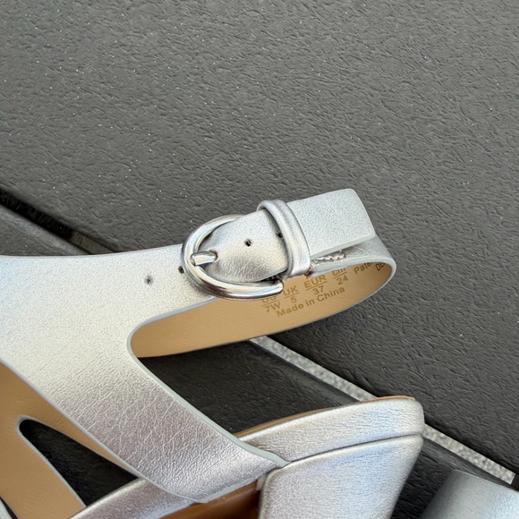 Naturalizer Heels Dee Silver Metallic Strappy Size 7W Wide Slingback - Picture 10 of 16